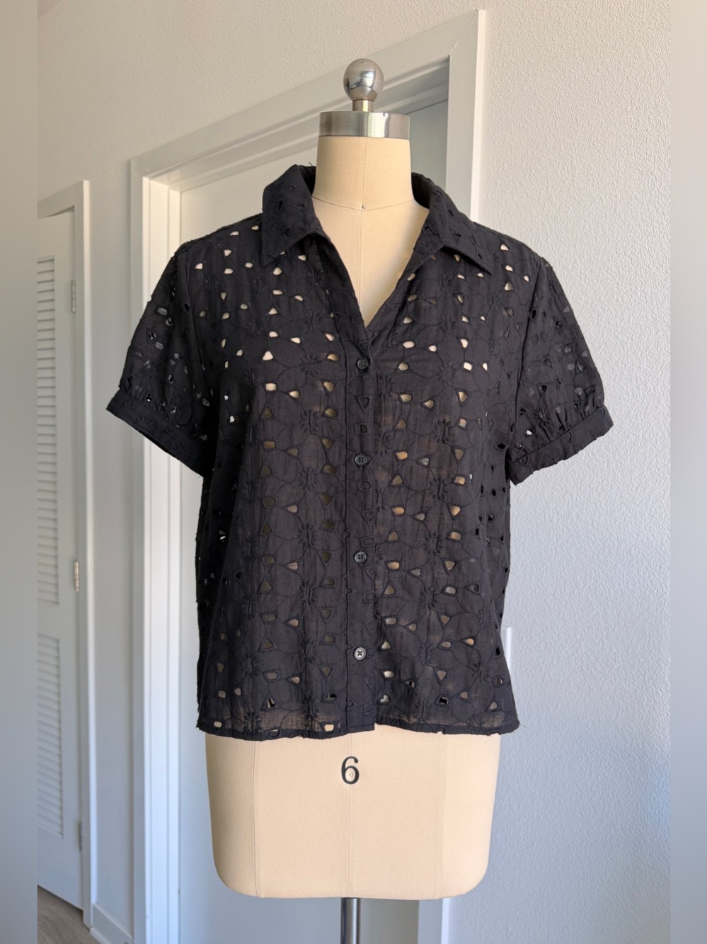 ME+EM black short-sleeved, button-front blouse size 6
